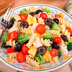 Ensalada fría de pasta con tomate