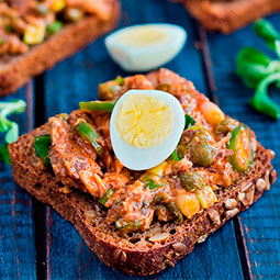 Bruschetta de Sardina en Salsa de Tomate Picante