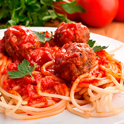 Spaghetti con bolitas de carne en Salsa Balsámica